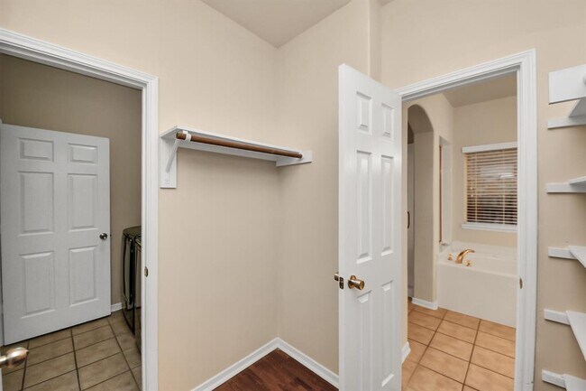 Building Photo - 930 Allisa St