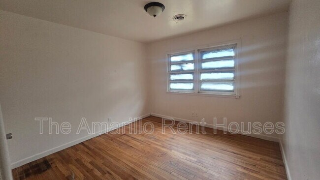 Building Photo - 3300 Fleetwood Dr