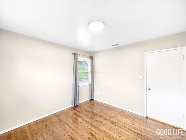 Building Photo - Beautiful 3BD/1.5BA Home in Allied Gardens...