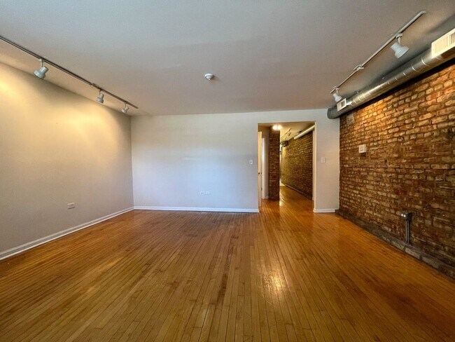 Building Photo - 4114 N Clarendon Ave