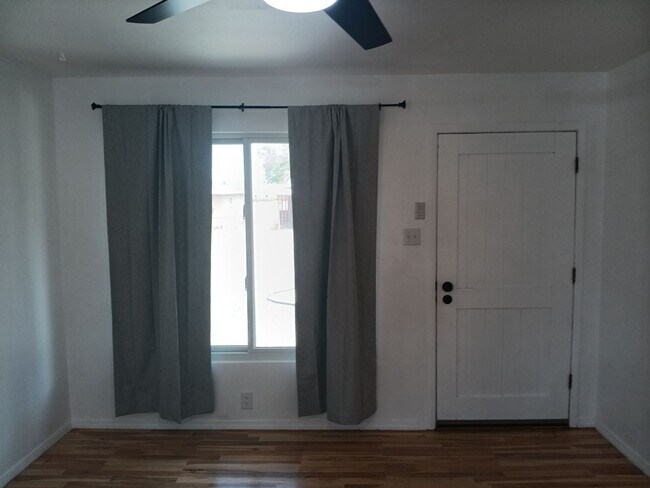 Building Photo - 3 Bedroom, 1 Bathroom Home! Schedule a Showing Soon!