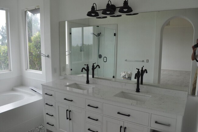 Building Photo - 4BR/3BA EXECUTIVE HOME IN EVER POPULAR RID...