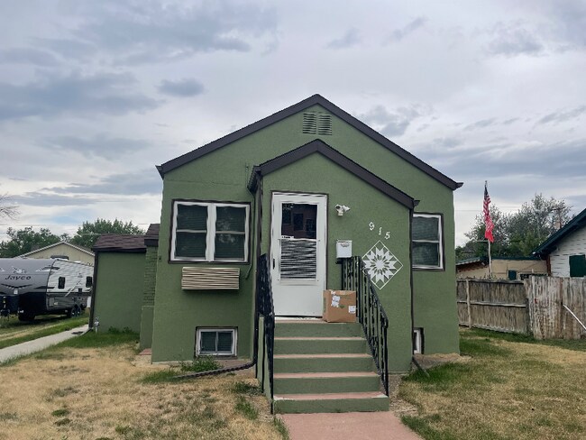 Building Photo - 915 1st St W