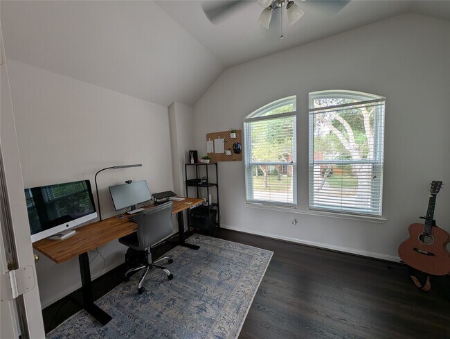 Building Photo - 5902 Mettler Ln