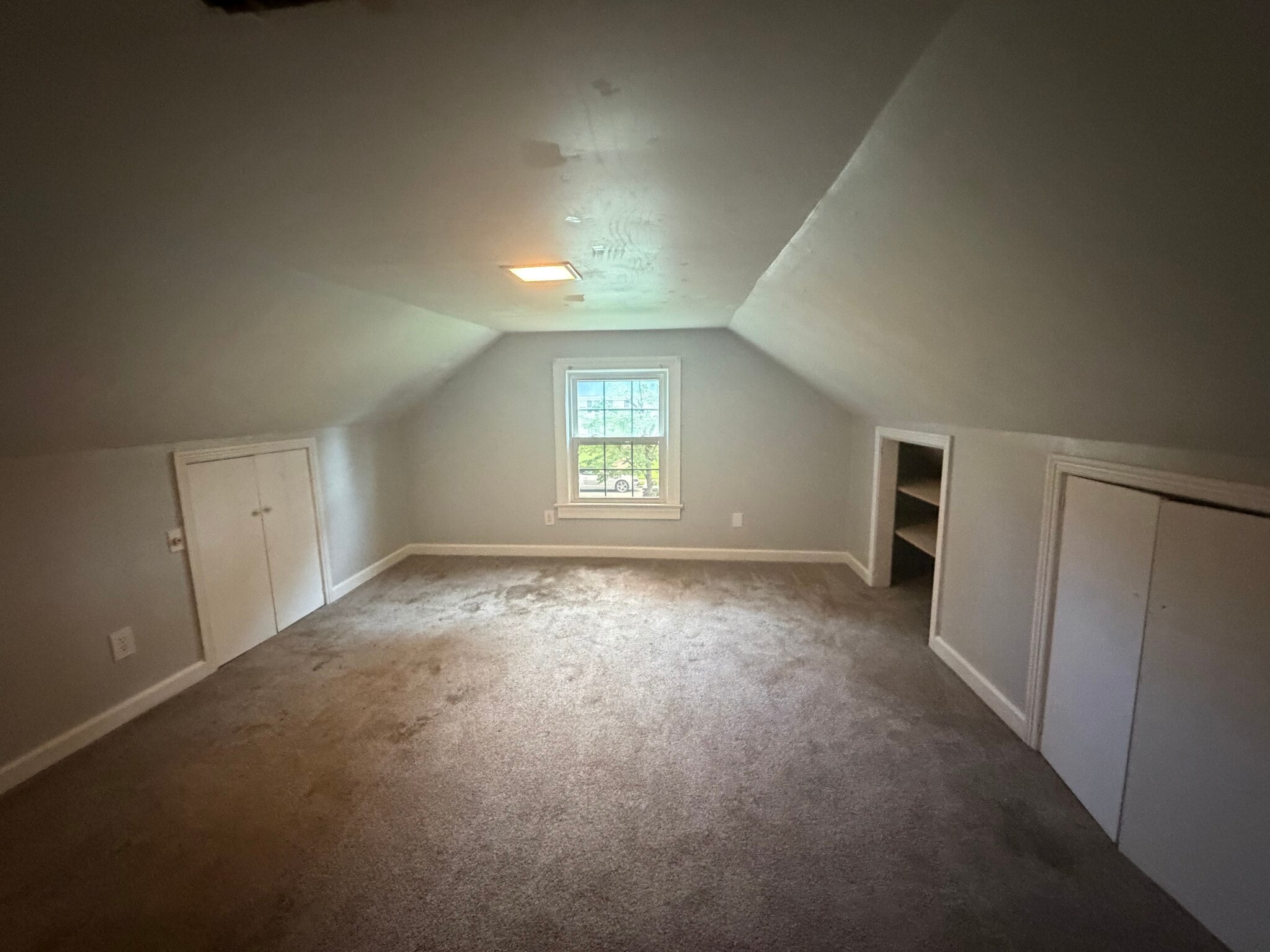 upstairs - 905 Rountree Ave