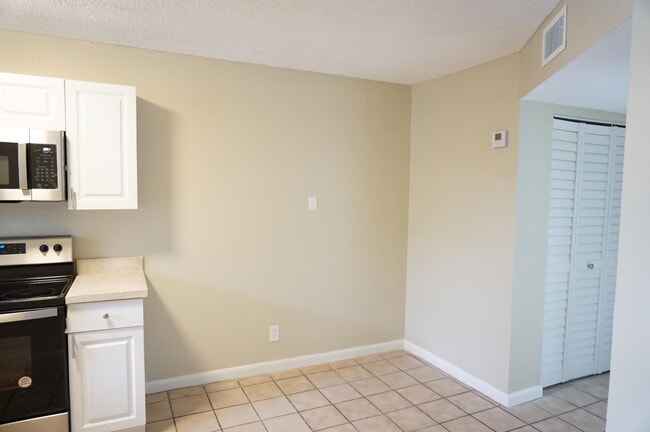 Building Photo - 4700 Gardenette St