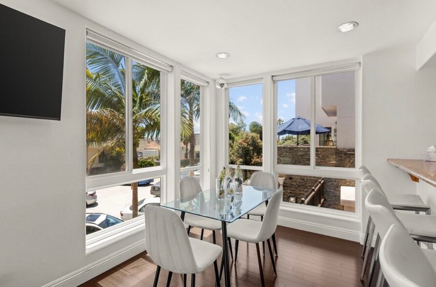 Building Photo - 924 Hornblend St