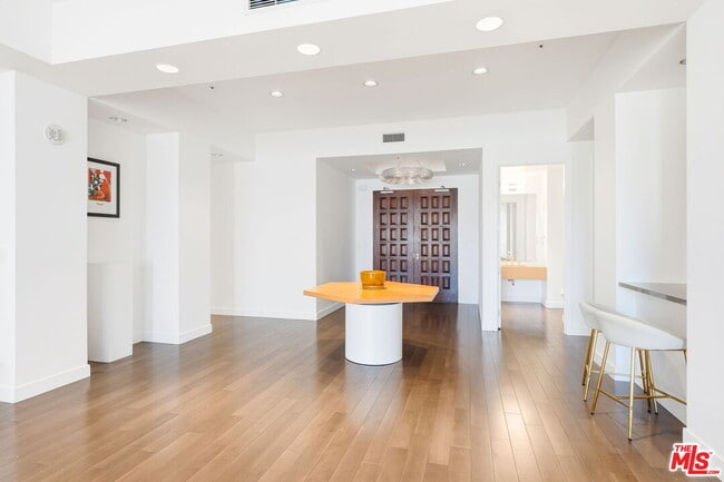 Building Photo - 10380 Wilshire Blvd