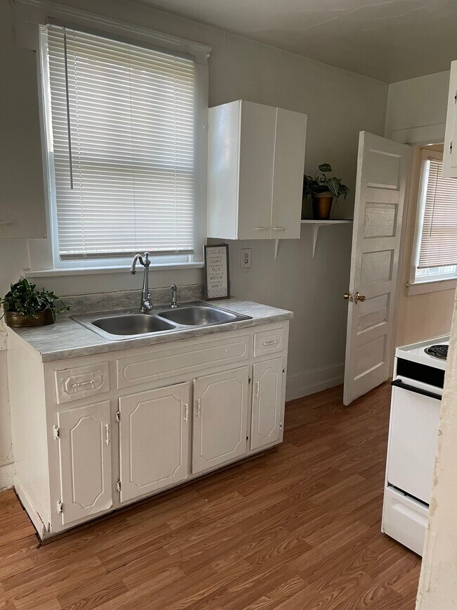 Building Photo - 858 Gracey Ave