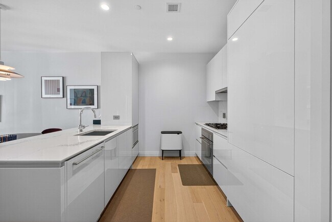 Building Photo - 135 Seaport Blvd