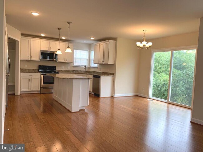 Building Photo - 6907 Lunette Ln