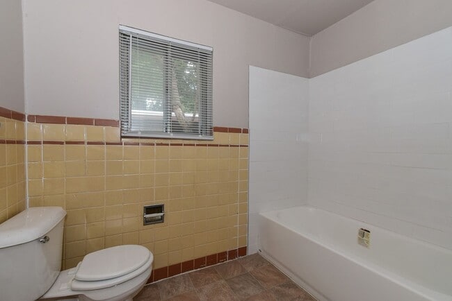 Building Photo - 2517 Broadview- House