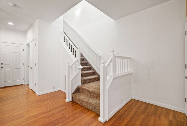 Building Photo - Cute 2bd, 2.5ba Townhome Across from Cottonwood Park....shorter lease term available