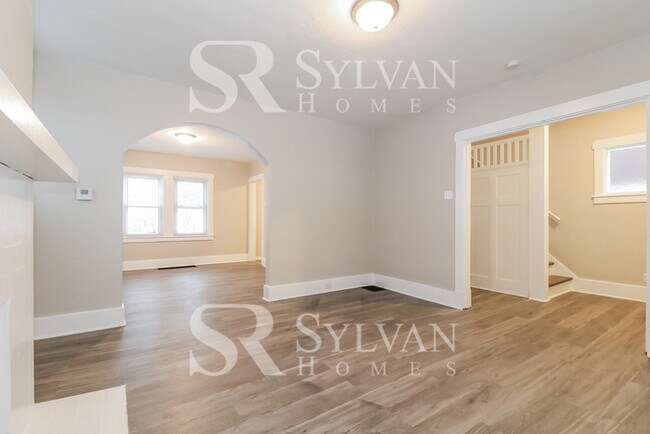 Building Photo - Welcome home to this lovely 3 bedroom, 1 b...