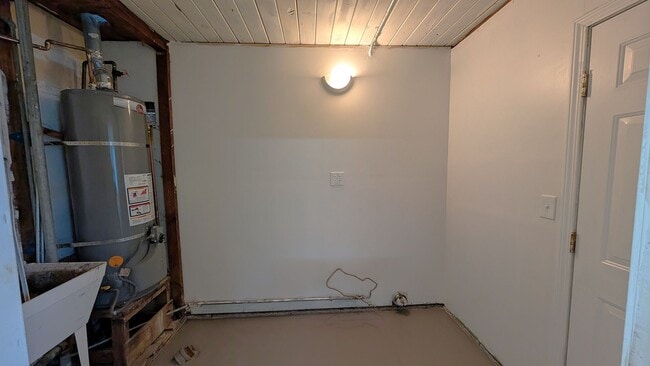 Building Photo - 4 Bed, 1.5 bath Home, freshly painted and ...