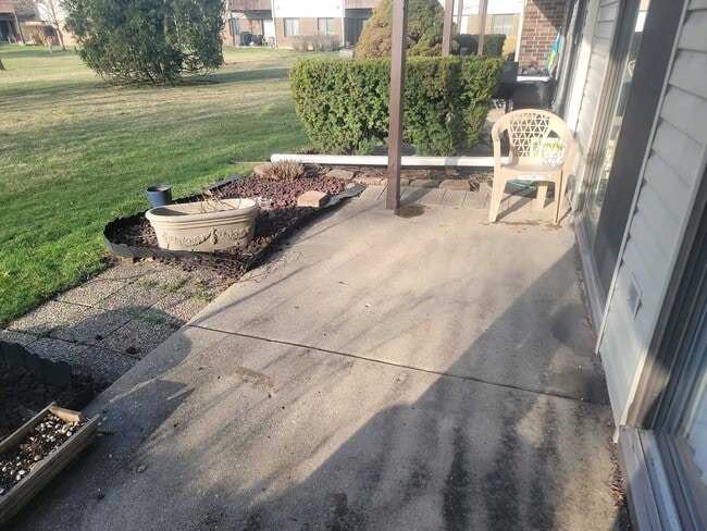 Building Photo - 877 Cross Creek Dr W