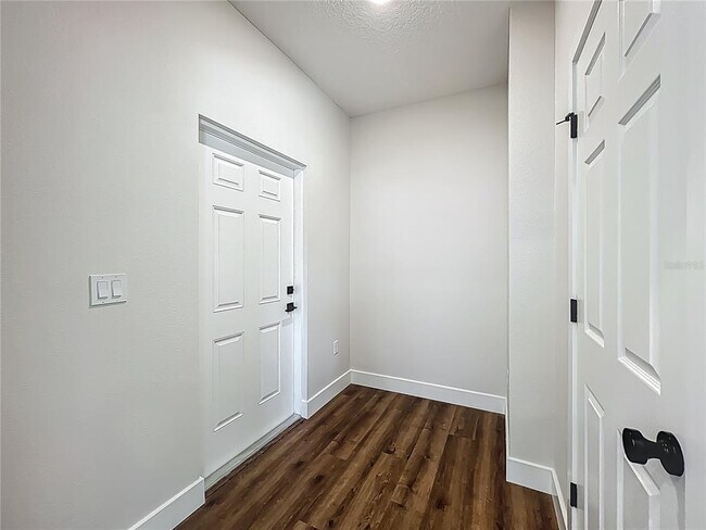 Building Photo - 591 W Osceola St