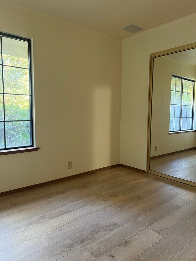 Building Photo - 3 BEDROOM/2 BATH EAST ROSEVILLE BEAUTY W/P...