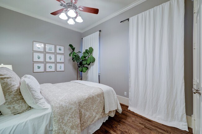 Building Photo - 1126 W 17th St