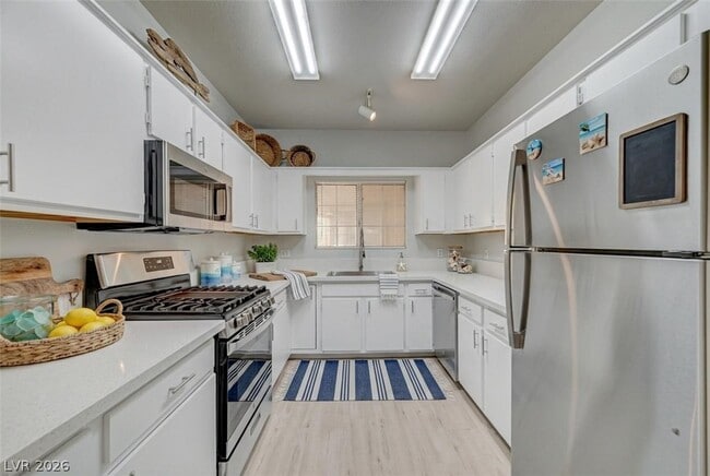 Building Photo - 1900 N Torrey Pines Dr