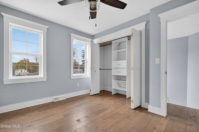 Building Photo - 716 Adams Cir