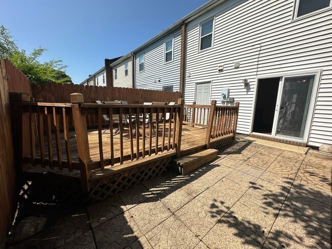 Building Photo - 3-Bedroom Townhome Near Little Creek Naval...
