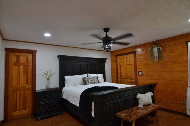 Building Photo - 2611 Primrose Dr