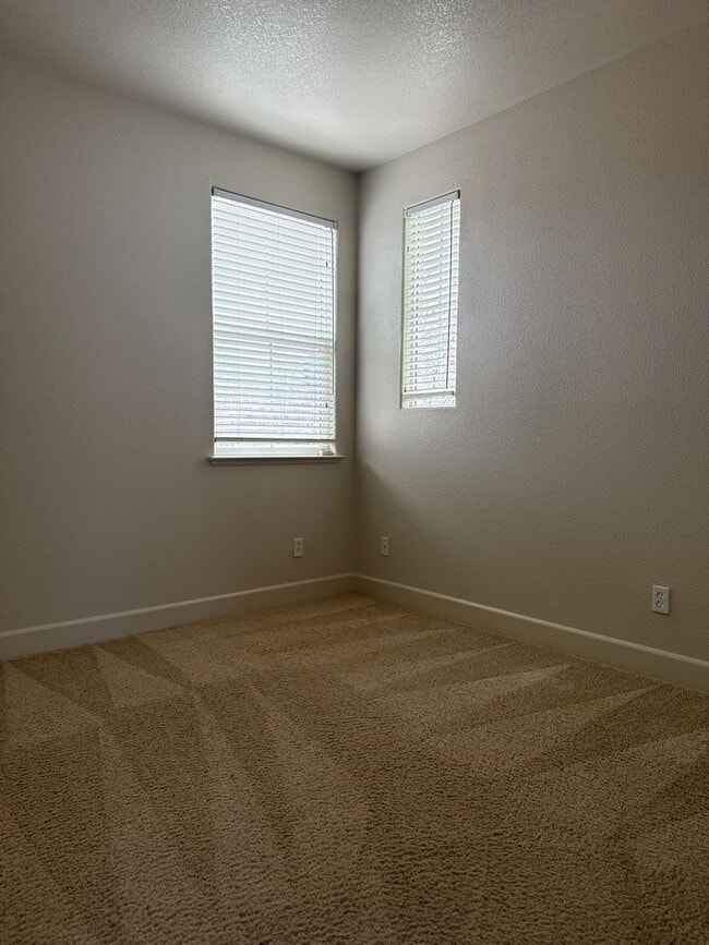 Building Photo - Pleasing 5/2 near college and UC