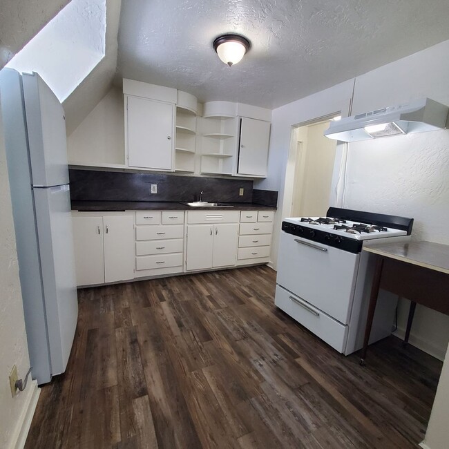 Building Photo - Newly Renovated 1 Bedroom Home with 2 Car ...