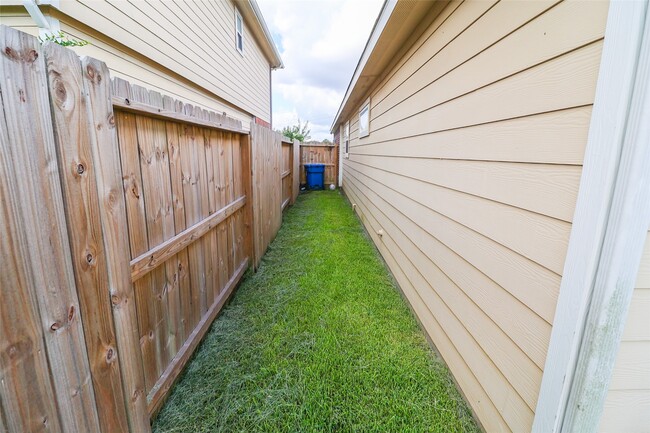 Building Photo - 1023 Aster Rd