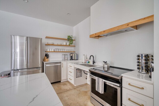 Building Photo - 4980 N Vancouver Ave