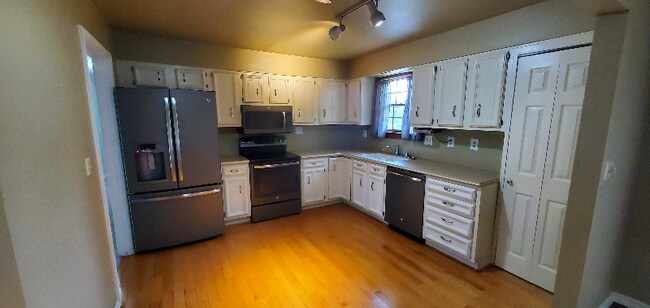 Building Photo - 3026 Round Hill Ct