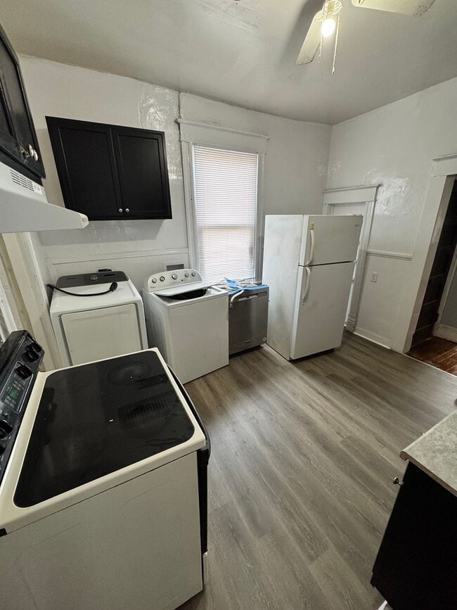 Building Photo - 5 bed 2 bath, central all electric HVAC, laundry, fenced yard house!