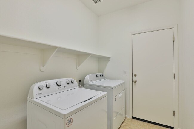 Building Photo - **Beautiful Home in Gilbert, AZ**