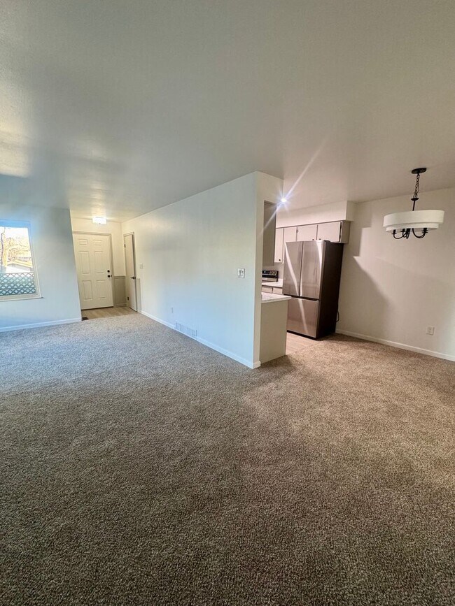 Building Photo - Updated 2 Bedroom CONDO with AC, centrally located