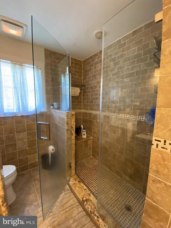 Building Photo - 6 Linden Ln