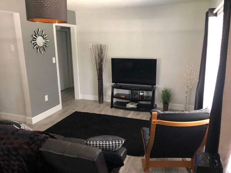 Living Room - 10 E King St
