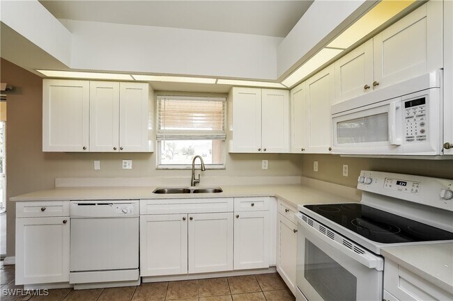 Building Photo - 1305 NE 9th Ave
