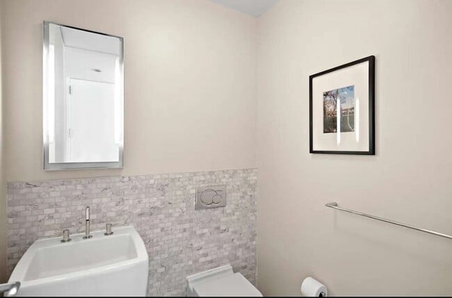 Building Photo - 245 W 19th St