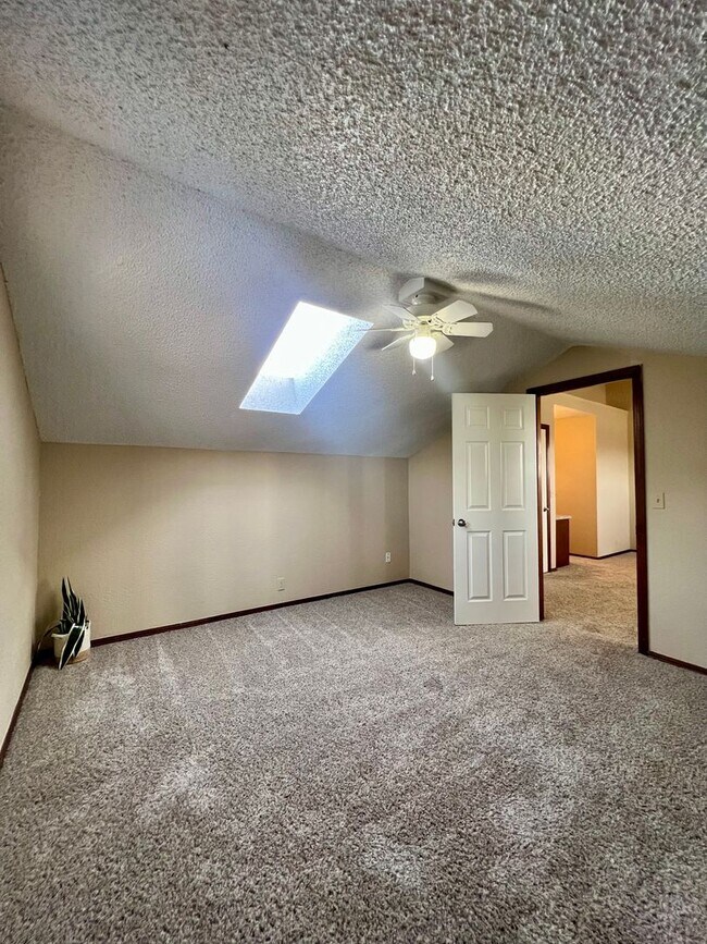 Building Photo - Cozy Rental in NW OKC!