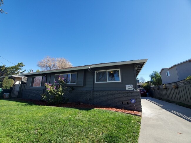 Building Photo - Remodeled 2 bedrom duplex centrally locate...