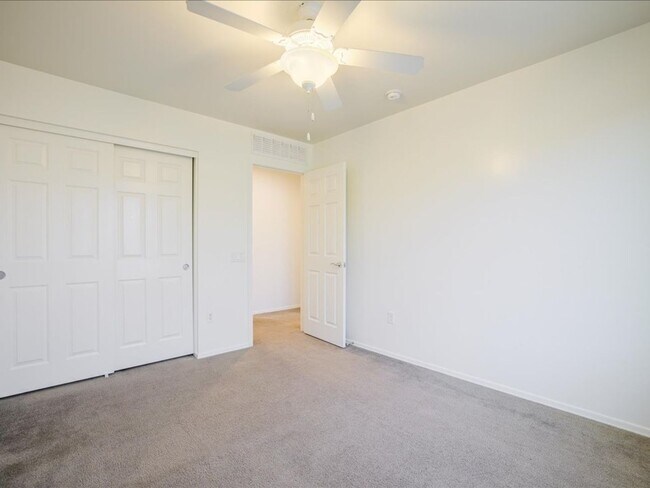 Building Photo - 4 Bedroom, 2.5 Bath COMMUNITY POOL!
