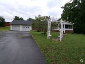 Building Photo - Nestled under Hanging Rock State Park!