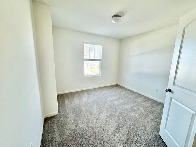 Building Photo - 3BD/2.5BTH Townhome - Belmont  self guided...