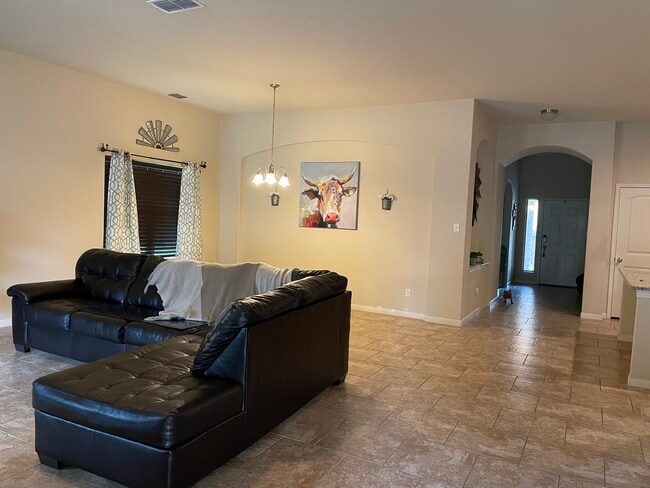 Building Photo - 835 Highland Vis