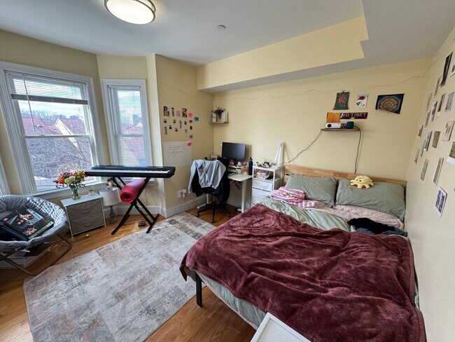 Building Photo - In-Unit Laundry, Central Heat/AC, Parking ...