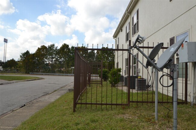 Building Photo - 304 Dell Ct