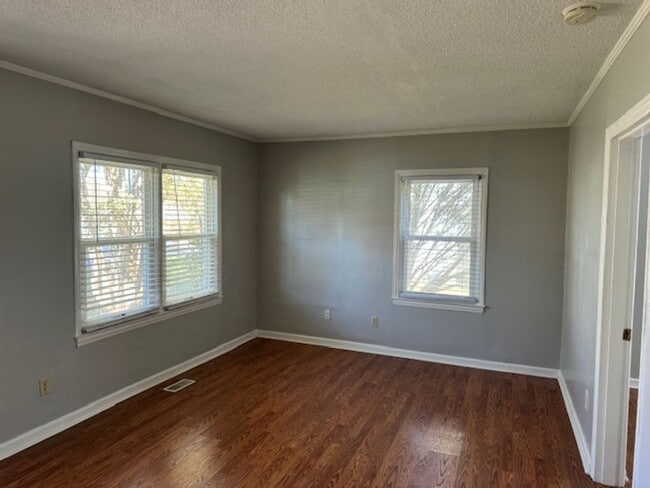 Building Photo - 2 bedroom home with garage available now!