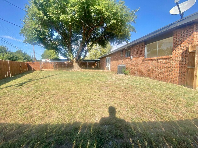 Building Photo - 3 bed 1 bath rental near YMCA now available.