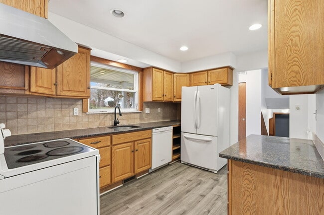 Building Photo - 6382 Houghten Dr